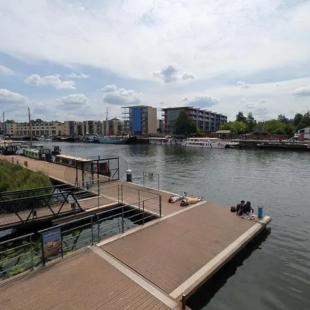 Stylish Bristol Harbourside Apartment Bristol