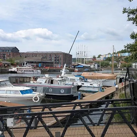 Stylish Bristol Harbourside Apartment *
