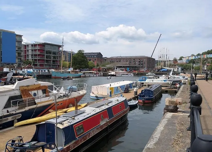 Stylish Harbourside Apartment *