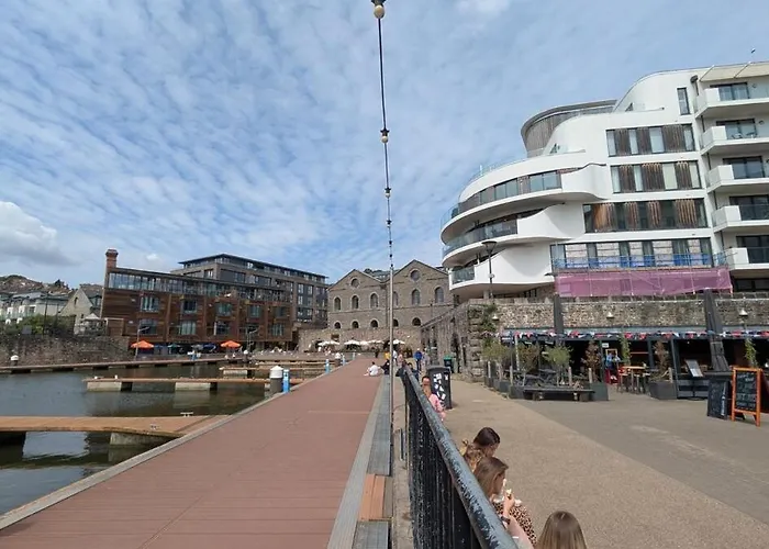 Stylish Harbourside בריסטול